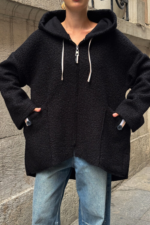 Siyah Kapüşonlu Çift Cepli Oversize Buklet Ceket Mont BCVL-25V605