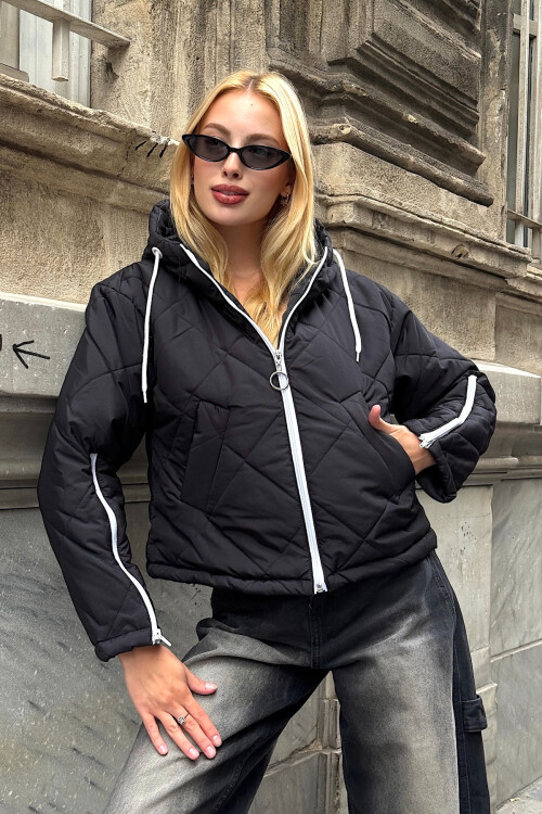 Siyah Kapüşonlu Desenli Şişme Mont BCVL-25N1001