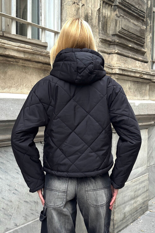 Siyah Kapüşonlu Desenli Şişme Mont BCVL-25N1001