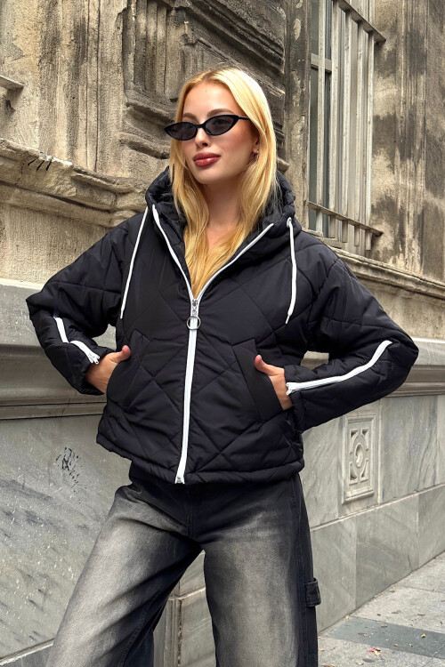 Siyah Kapüşonlu Desenli Şişme Mont BCVL-25N1001