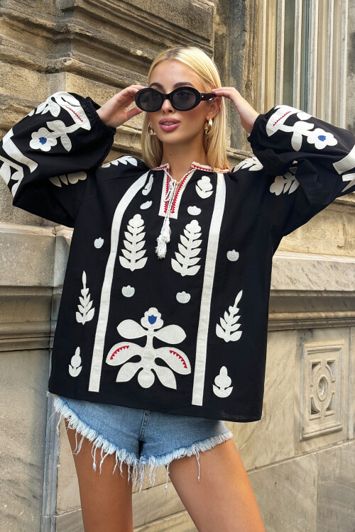 Siyah Kayık Yaka Püskül Detaylı Nakış İşlemeli Balon Kol Dokuma Bluz BCHESQ-251107