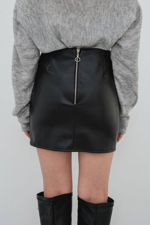 Siyah Suni Deri Yırtmaç Detaylı Düğmeli Şort Etek BCHN-2526814