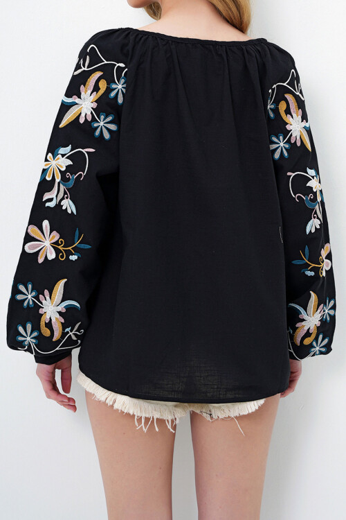 Siyah V Yaka Nakış İşlemeli Balon Kol İnce Yazlık Keten Bluz BCHESQ-251080