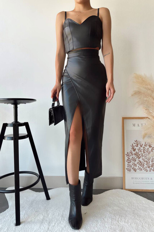 Siyah Yüksek Bel Kruvaze Kesim Suni Deri Etek BCHN-25260083