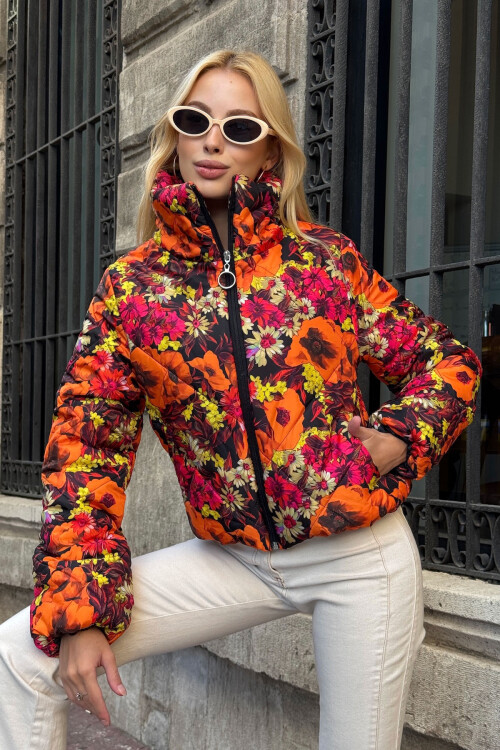 Turuncu Çiçek Desenli Cepli Şişme Mont BCVL-25N015