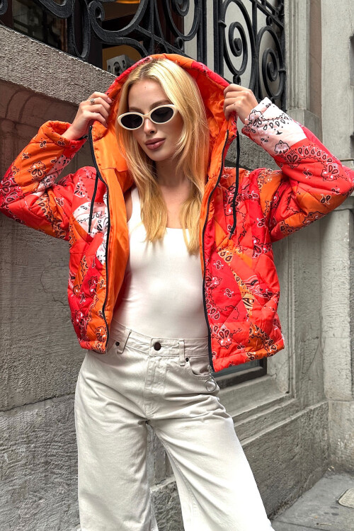 Turuncu Kapüşonlu Desenli Şişme Mont BCVL-25N1001