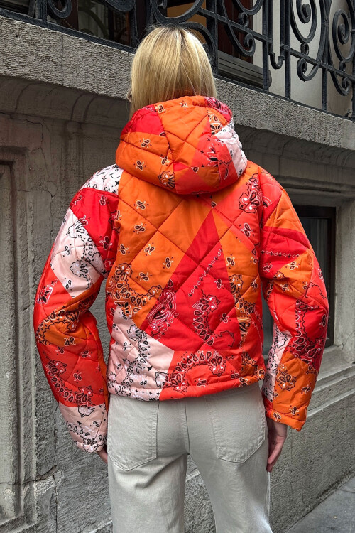 Turuncu Kapüşonlu Desenli Şişme Mont BCVL-25N1001