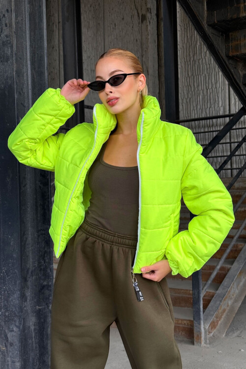 Yeşil Sırtı Taş İşlemeli Crop Şişme Mont BCVL-25N2005