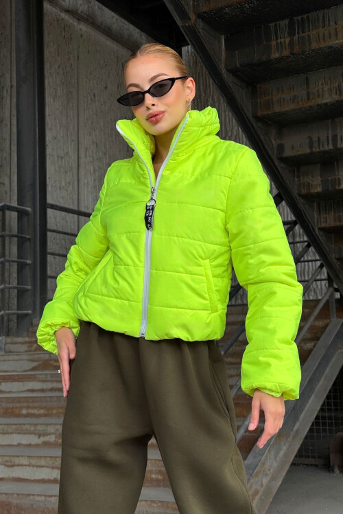 Yeşil Sırtı Taş İşlemeli Crop Şişme Mont BCVL-25N2005