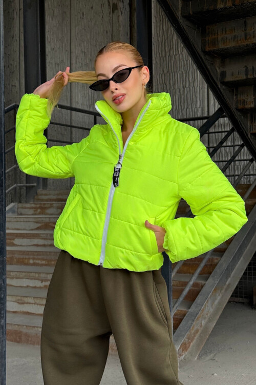 Yeşil Sırtı Taş İşlemeli Crop Şişme Mont BCVL-25N2005