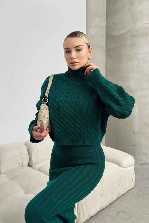 Zümrüt Yeşili Boğazlı Örgü Motifli Crop Kazak Ve Triko Elbise Takım BC231004