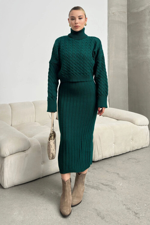 Zümrüt Yeşili Boğazlı Örgü Motifli Crop Kazak Ve Triko Elbise Takım BC231004