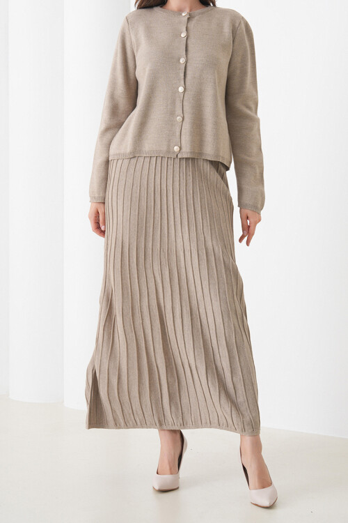 Bej Bisiklet Yaka Düğmeli Hırka Ve Pliseli Midi Boy Etek Takım BCHPK-251252