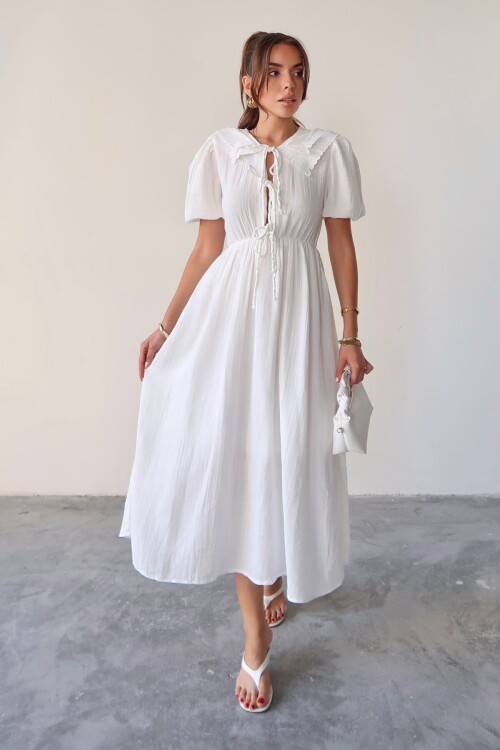 Beyaz Bebe Yaka Bağlamalı Astarlı Uzun Müslin Elbise