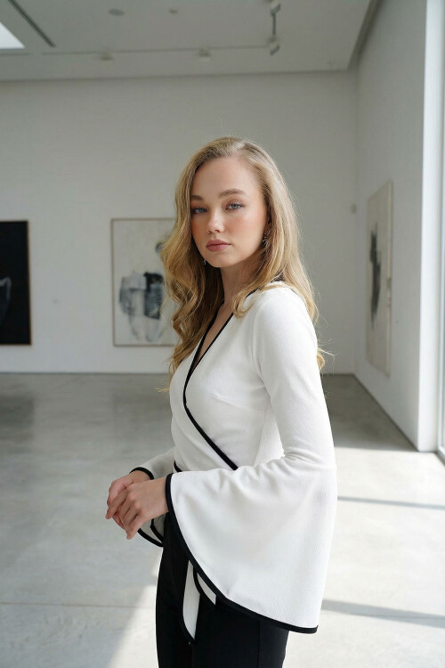 Beyaz İspanyol Kol Biye Detaylı Bağlamlı Kruvaze Bluz BCHNT-251223