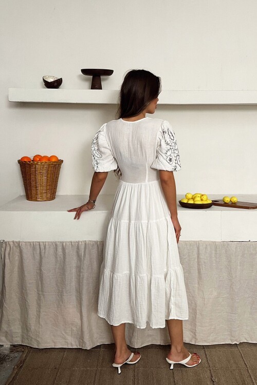 Beyaz Nakışlı Bağlama Detaylı Midi Boy Elbise