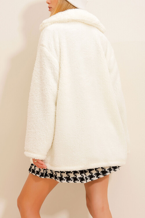 Ekru Çift Cepli Önü Düğmeli Oversize Peluş Ceket BCHRQ-251215