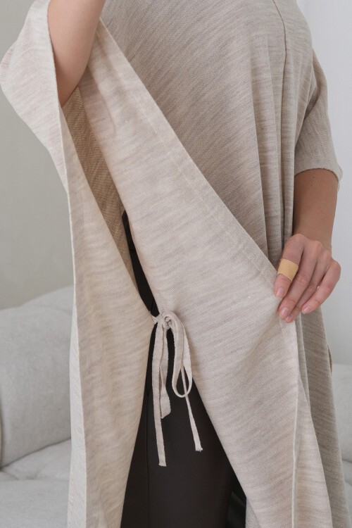 Ekru Kapüşonlu Yırtmaçlı Triko Panço BCHPK-251245