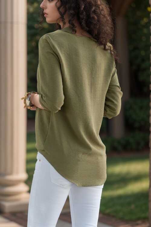 Haki Yakası Yırtmaçlı Krep Bluz