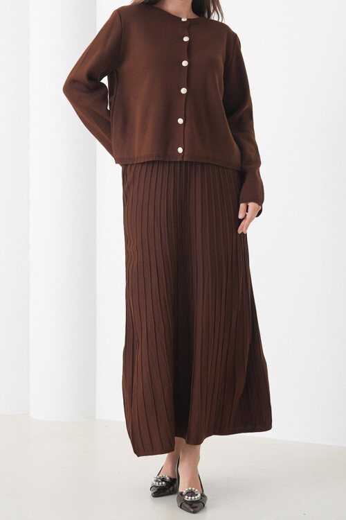 Kahverengi Bisiklet Yaka Düğmeli Hırka Ve Pliseli Midi Boy Etek Takım BCHPK-251252