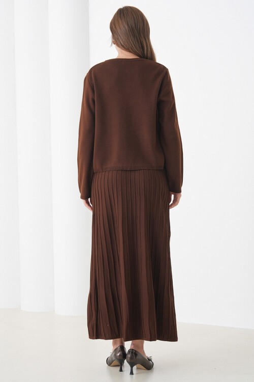 Kahverengi Bisiklet Yaka Düğmeli Hırka Ve Pliseli Midi Boy Etek Takım BCHPK-251252