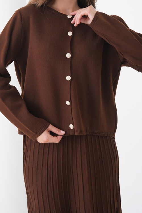 Kahverengi Bisiklet Yaka Düğmeli Hırka Ve Pliseli Midi Boy Etek Takım BCHPK-251252