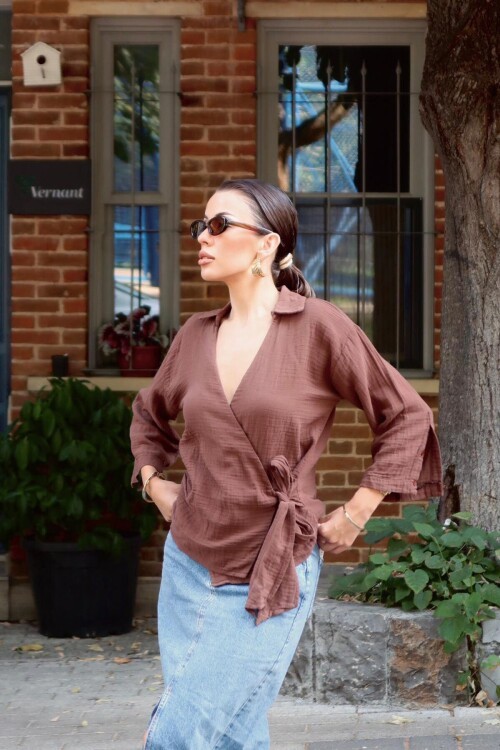 Kahverengi Kruvaze Yaka Bağlamalı Müslin Bluz
