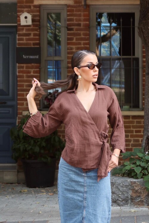 Kahverengi Kruvaze Yaka Bağlamalı Müslin Bluz