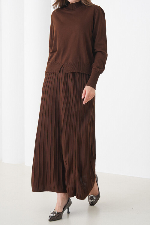 Kahverengi Yarım Balıkçı Yaka Kazak Ve Midi Boy Piliseli Etek Takım BCHPK-251253