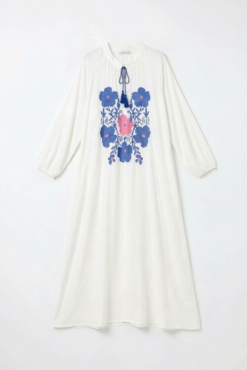 Beyaz Hakim Yaka Nakış İşlemeli Uzun Boy Dokuma Elbise