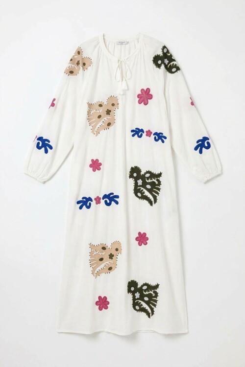 Beyaz Hakim Yaka Nakış İşlemeli Uzun Dokuma Elbise