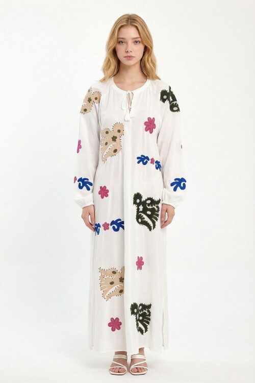 Beyaz Hakim Yaka Nakış İşlemeli Uzun Dokuma Elbise