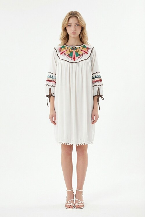 Beyaz Nakış İşlemeli Püsküllü Dokuma Viscon Elbise