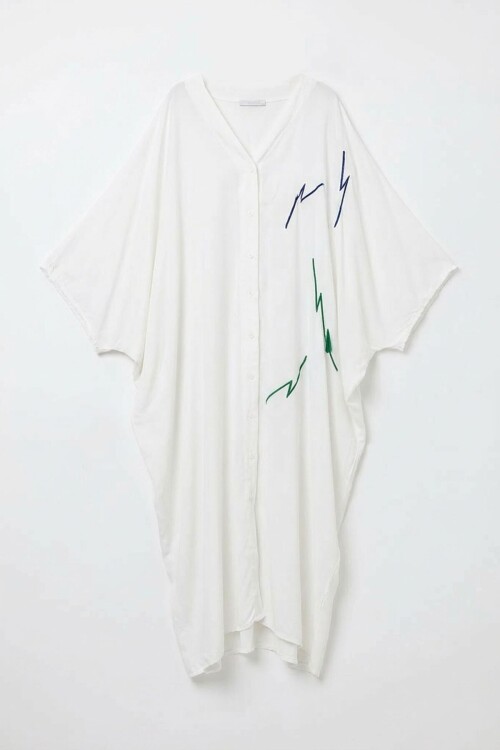 Beyaz V Yaka Nakış İşlemeli Uzun Dokuma Gömlek Elbise