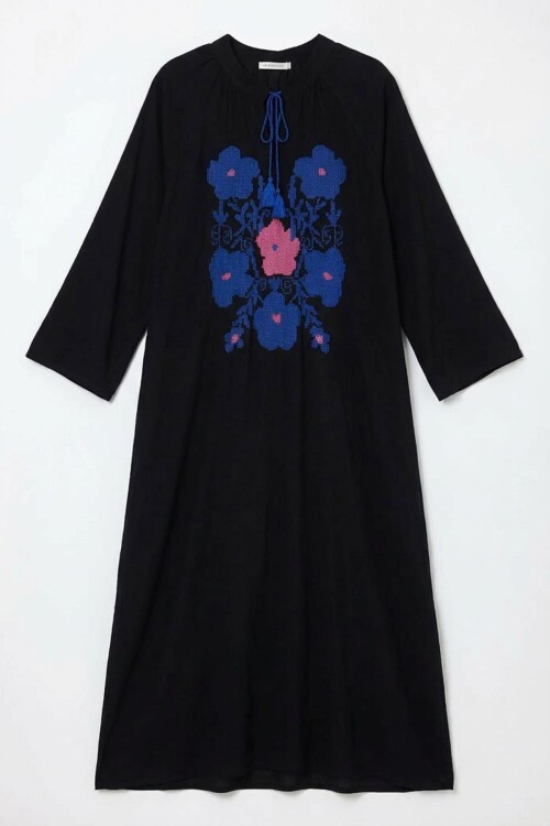 Siyah Hakim Yaka Nakış İşlemeli Uzun Boy Dokuma Elbise