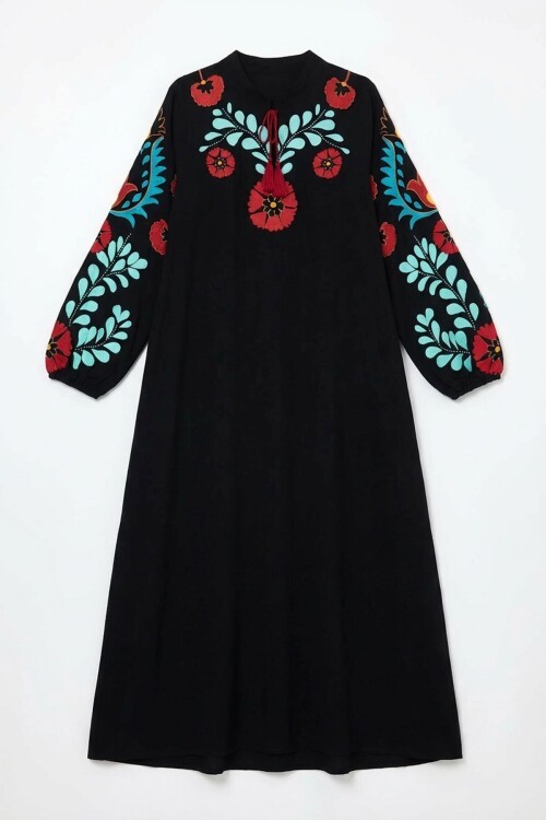 Siyah Hakim Yaka Nakış İşlemeli Uzun Boy Dokuma Elbise