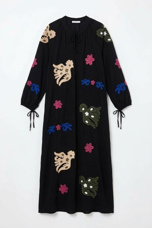 Siyah Hakim Yaka Nakış İşlemeli Uzun Dokuma Elbise