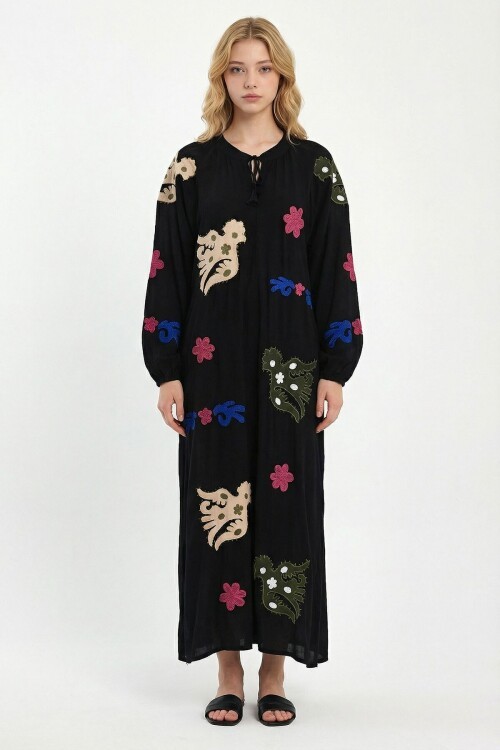 Siyah Hakim Yaka Nakış İşlemeli Uzun Dokuma Elbise