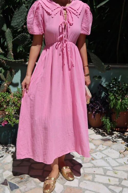 Pembe Bebe Yaka Bağlamalı Astarlı Uzun Müslin Elbise