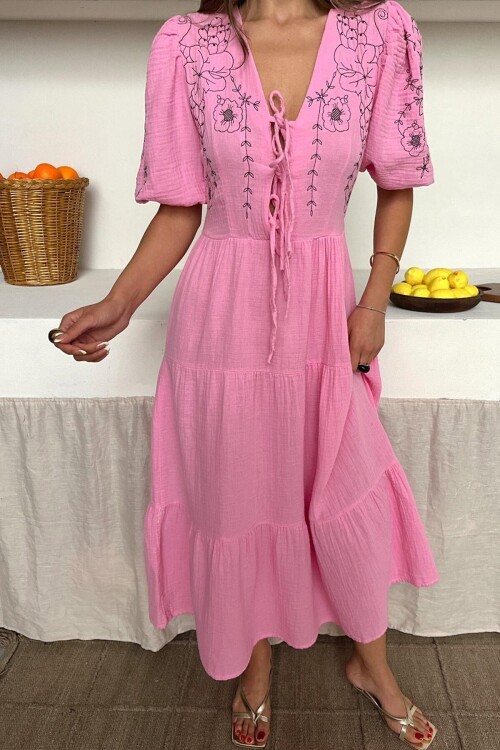 Pembe V Yaka Nakış İşlemeli Müslin Elbise