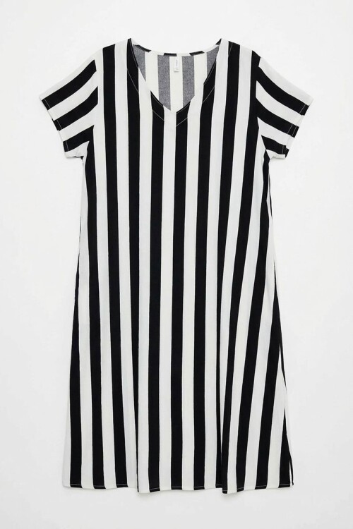 Siyah-Beyaz V Yaka Kısa Kollu Rahat Kesim Elbise