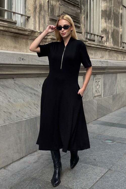 Siyah Fermuarlı Yarım Kol Elbise