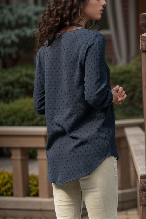 Siyah Yakası Yırtmaçlı Krep Bluz