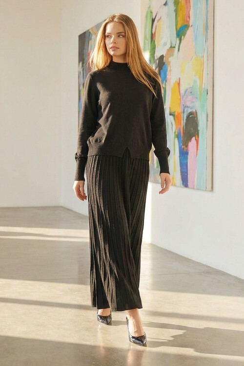 Siyah Yarım Balıkçı Yaka Kazak Ve Midi Boy Piliseli Etek Takım BCHPK-251253