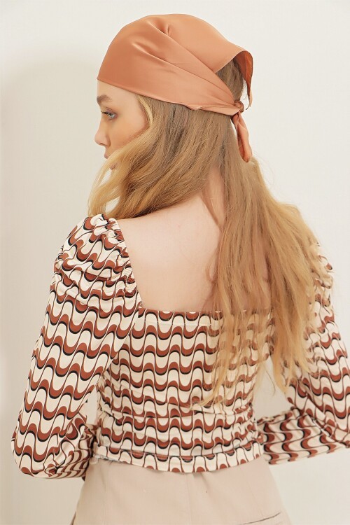 Tarçın Öpücük Yaka Prenses Kol Crop Bluz