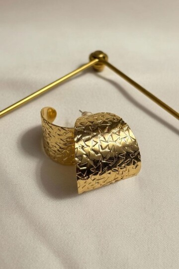 Gold Dokulu Geniş Küpe