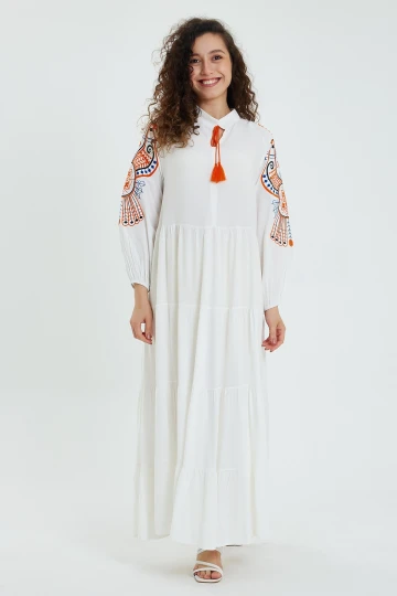 Maxi Boy Beyaz Nakış İşlemeli Kat Kat Volanlı Uzun Boy Dokuma Elbise BCVL-24947