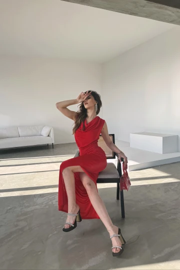 Kırmızı Degaje Yaka Derin Yırtmaçlı Maxi Boy Buzzy Gece Elbisesi