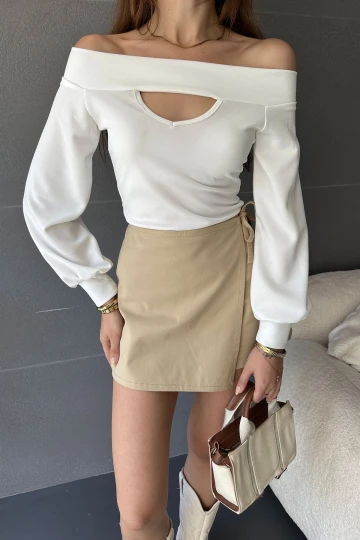 Beyaz Kayık Yaka Dekolte Detaylı Kolu Manşetli Bluz BCDF-242110