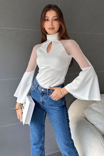 Beyaz Öpücük Yaka Tül Detaylı Volanlı Bluz BCDF-242101